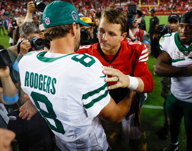 Aaron Rodgers cambió de equipo pero no pudo con los San Francisco 49ers